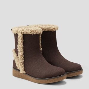 Round-Toe Water-Repellent Faux Fur
Boots (Courtney) size 7.5